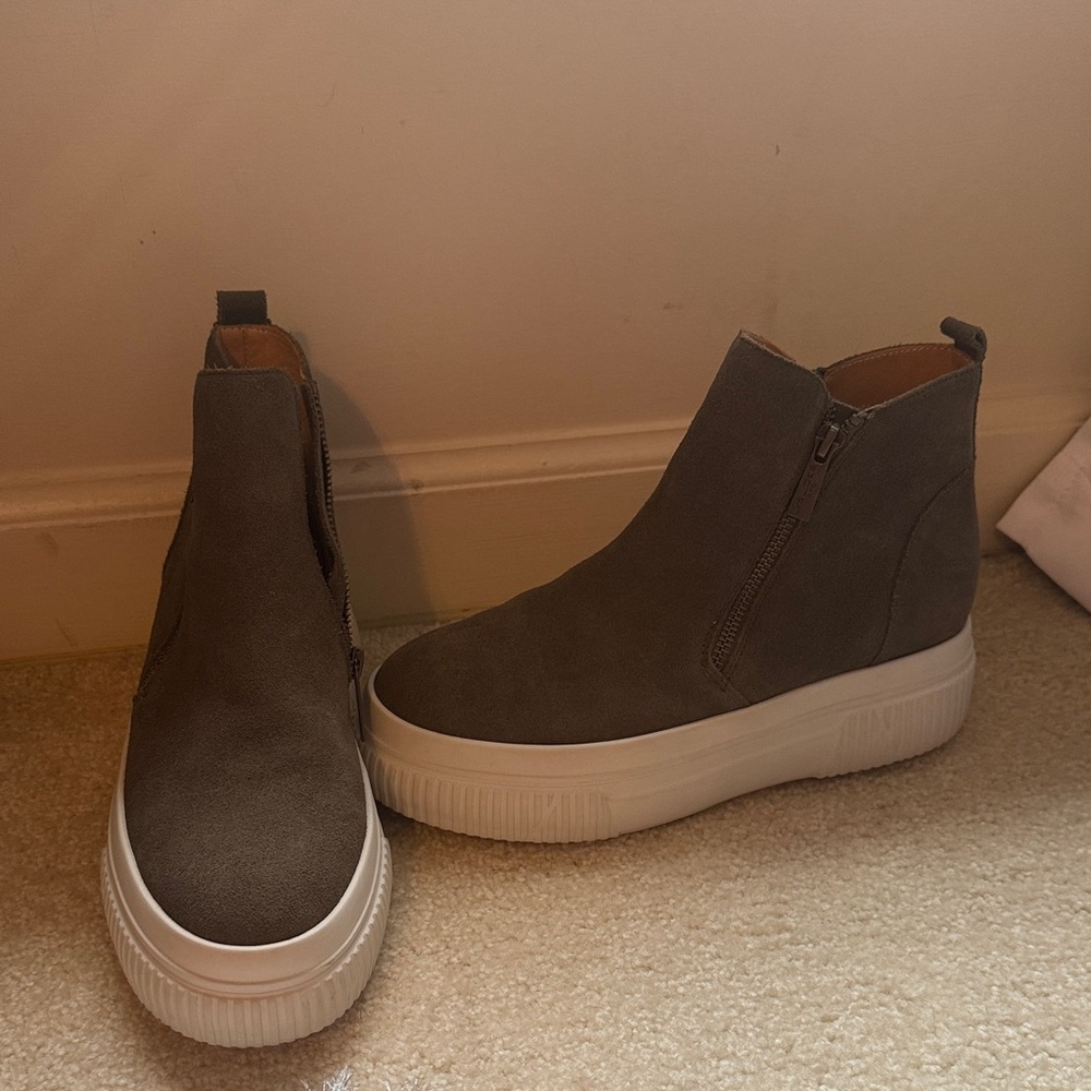 J Slides Brown High-Top Sneakers